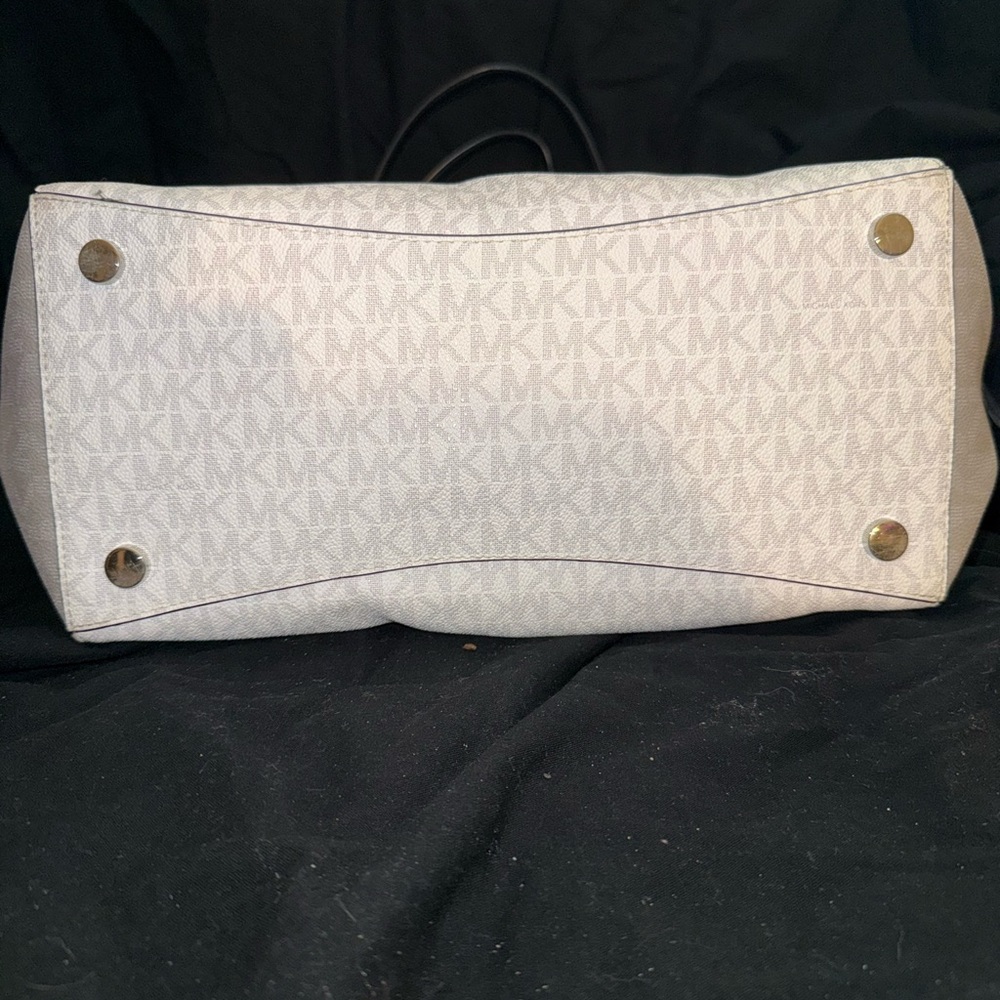 Michael Kors MK Signature Vanilla & Black Tote Bag Shoulder Purse - Picture 4 of 10